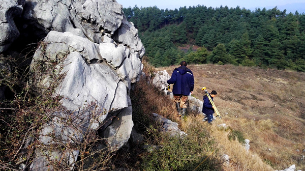 1496911614105814.jpg 針對(duì)尾礦壩匯水面積專(zhuān)項(xiàng)測(cè)量工作的行進(jìn)路途中_副本.jpg